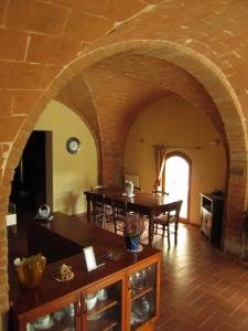 a living room with an archway and a table at A Casa di Lizzy B&B in Montelopio