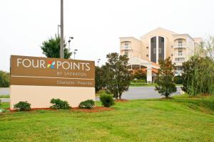 una señal frente a cuatro puntos en el edificio Sheraton en Four Points by Sheraton Charlotte/Pineville, en Charlotte