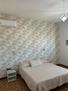 een slaapkamer met een bed en een muurschildering bij Andrea Accomodation in Tropea