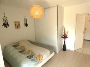 1 dormitorio con 1 cama con puerta de cristal en Ground floor close to Geneva en Ornex