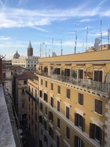 - une vue depuis le balcon d'un bâtiment dans l'établissement Casa Tua sul Tetto di Roma, à Rome