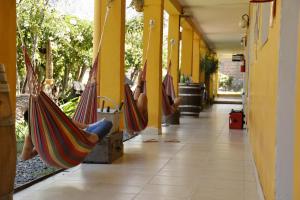 un grupo de personas sentadas en hamacas en un edificio en Hostel Lo de Chichi en Cafayate