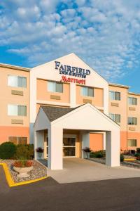 - Vistas frontales a una posada y suites de campo de hadas en Fairfield Inn & Suites Fargo, en Fargo