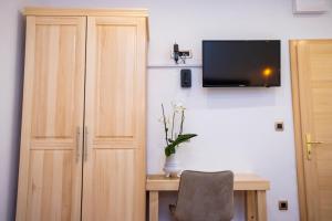 Μια τηλεόραση ή/και κέντρο ψυχαγωγίας στο Ideal Rooms #1 +16 φωτογραφίες