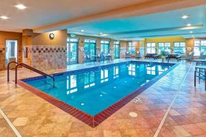 una gran piscina en una habitación de hotel en Residence Inn Minneapolis Plymouth, en Plymouth