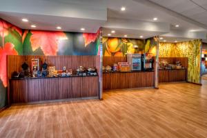a restaurant with a bar in a room at Fairfield Inn and Suites Oklahoma City Yukon in Yukon