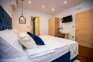 Ένα ή περισσότερα κρεβάτια σε δωμάτιο στο Ideal Rooms #1