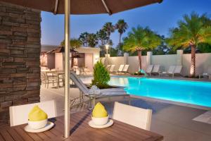 a resort with a pool with chairs and an umbrella at Fairfield Inn & Suites by Marriott Rockport in Rockport