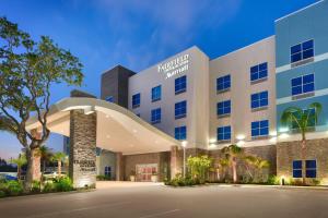eine Darstellung der Vorderseite eines Hotels in der Unterkunft Fairfield Inn & Suites by Marriott Rockport in Rockport