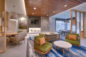 ein Wohnzimmer mit 2 Stühlen und einem Tisch in der Unterkunft Fairfield Inn & Suites by Marriott Rockport in Rockport