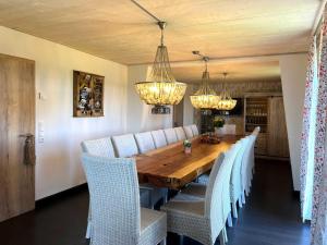 comedor con mesa, sillas y lámparas de araña en Altes Zollhaus, en Hallschlag