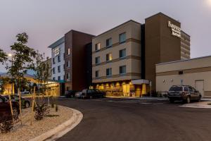 een weergave van een hotel met een parkeerplaats bij Fairfield Inn & Suites by Marriott Butte in Butte