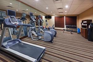 Fitness centrum a/nebo fitness zařízení v ubytování Courtyard by Marriott Odessa