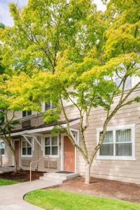 una casa con un árbol delante de ella en TownePlace Suites by Marriott Portland Hillsboro, en Hillsboro