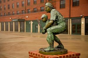 Una statua di un giocatore di baseball che tiene una mazza di Residence Inn Aberdeen at Ripken Stadium ad Aberdeen