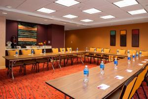 una sala de conferencias con mesas, sillas y botellas de agua en Residence Inn by Marriott Austin - University Area en Austin