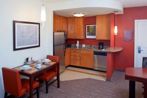 克利爾沃特的住宿－克利爾沃特市區萬豪酒店，厨房配有桌椅和冰箱。