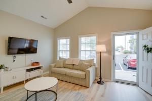 un salon avec un canapé et une télévision dans l'établissement Walk to Ocean Myrtle Beach Home with Pool Access, à Myrtle Beach