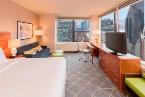 een hotelkamer met een bed en een televisie bij Courtyard New York Manhattan/Midtown East in New York