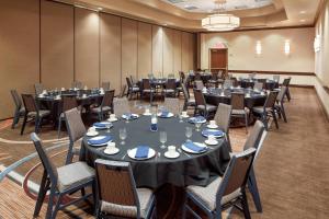una sala de conferencias con mesas y sillas y un podio en Sheraton Sioux Falls & Convention Center, en Sioux Falls