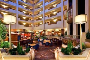 苏福尔斯Sheraton Sioux Falls Hotel & Convention Center的酒店大堂里摆放着桌椅