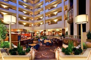 hol hotelu ze stołami i krzesłami w obiekcie Sheraton Sioux Falls & Convention Center w mieście Sioux Falls