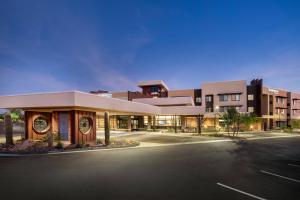 un estacionamiento vacío frente a un hospital en Residence Inn by Marriott Scottsdale Salt River, en Scottsdale