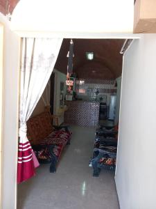 een woonkamer met een bank en een tafel bij Merit Roof Apartment in Hurghada
