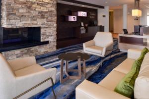 eine Lobby mit Sofas und Stühlen sowie einem Kamin in der Unterkunft Fairfield Inn & Suites by Marriott Cedar Rapids in Cedar Rapids