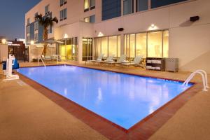 uma grande piscina em frente a um edifício em SpringHill Suites by Marriott Houston I-45 North em Houston