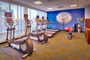 un gimnasio con cintas de correr y equipo cardiovascular en una habitación en SpringHill Suites by Marriott Houston I-45 North, en Houston