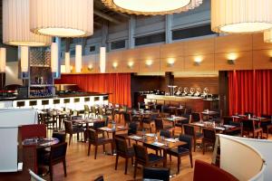 a restaurant with tables and chairs and a bar at Portsmouth Marriott Hotel in Portsmouth