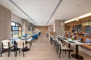 een restaurant met tafels en stoelen en een bar bij Fairfield by Marriott Hangzhou Xihu District in Hangzhou