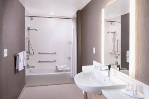 Ванная комната в SpringHill Suites by Marriott Amelia Island