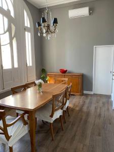 uma sala de jantar com uma mesa de madeira e cadeiras em Gorgeous apartment San Telmo up to 6 people em Buenos Aires