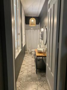 bagno con lavandino, servizi igienici e specchio di Gorgeous apartment San Telmo up to 6 people a Buenos Aires