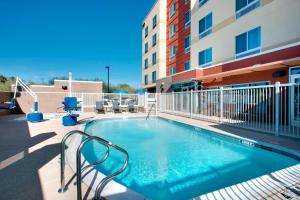 a swimming pool in front of a building at Fairfield Inn & Suites by Marriott Phoenix Tempe/Airport in Tempe