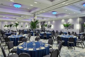 カーディフにあるカーディフ マリオット ホテルの青いテーブルと椅子が備わる大きなボールルーム