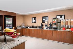 una cocina con una barra con un bol de fruta en TownePlace Suites by Marriott Eagle Pass, en Eagle Pass