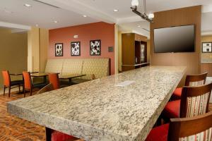 un vestíbulo con una gran mesa de mármol y sillas en TownePlace Suites by Marriott Eagle Pass, en Eagle Pass