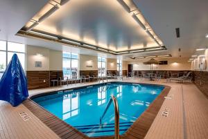 duży basen w hotelu ze stołami i krzesłami w obiekcie Fairfield Inn & Suites By Marriott Duluth Waterfront w mieście Duluth