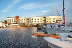 Fairfield Inn & Suites By Marriott Duluth Waterfront في دولوث: قارب مرسى في الماء امام مبنى