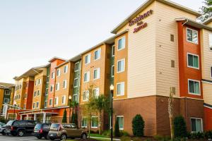 un edificio de hotel con coches estacionados frente a él en Residence Inn by Marriott Columbia Northwest/Harbison, en Columbia