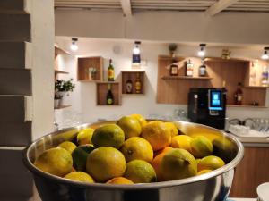a bowl of oranges and limes in a kitchen at Complex Sea Star 2Mai in 2 Mai