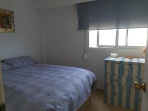 una piccola camera con letto e finestra di Apartamento con vistas al mar a Las Canteras