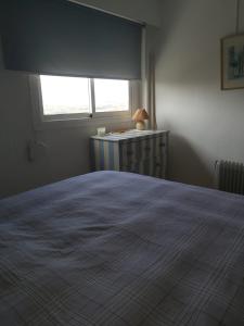 una camera con un grande letto e una finestra di Apartamento con vistas al mar a Las Canteras