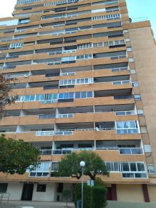 un condominio alto con molte finestre di Apartamento con vistas al mar a Las Canteras
