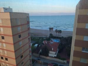vista sull'oceano da un edificio di Apartamento con vistas al mar a Las Canteras