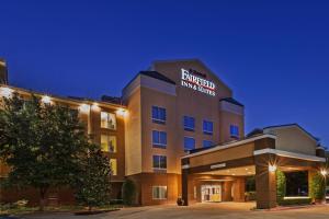 un hôtel avec un panneau à l'avant d'un bâtiment dans l'établissement Fairfield Inn and Suites by Marriott Austin Northwest/The Domain Area, à Austin