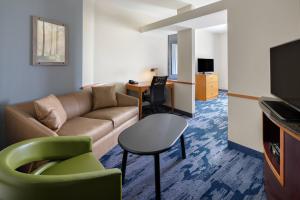 ein Wohnzimmer mit einem Sofa und einem Tisch in der Unterkunft Fairfield Inn & Suites by Marriott Hobbs in Hobbs